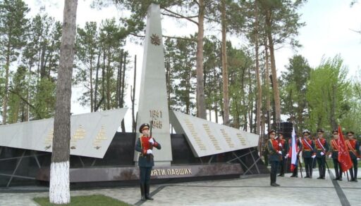 В Плеханово открыли памятник тюменским авиаторам