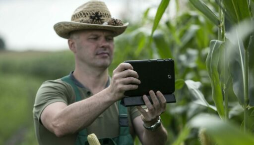 Человек с электронной книгой