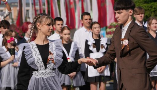 В Тюмени в 12-ый раз для выпускников прошел "Вальс на набережной"