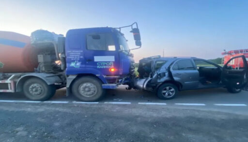 На тюменской трассе бетономешалка протаранила легковушку