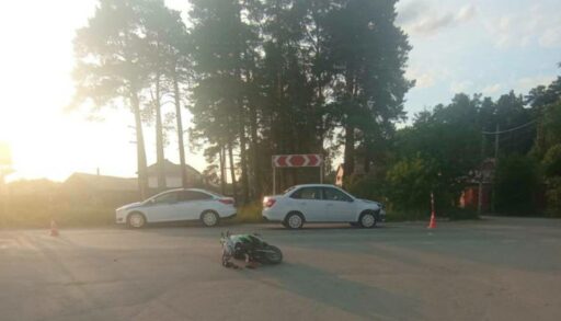 Под Тюменью пьяный скутерист врезался в автомобиль "Лада"