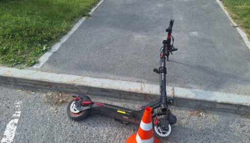 В Тобольске подросток на электросамокате врезался в автомобиль