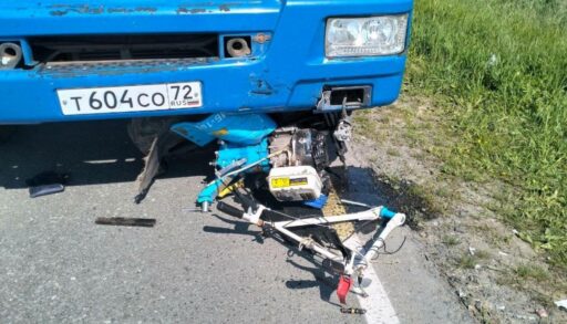 На тюменской трассе погиб водитель мотоблока, столкнувшись с КамАЗом