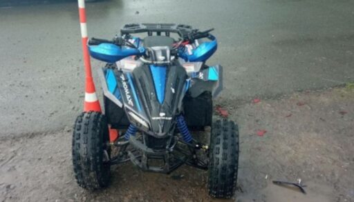 В тюменском селе две маленькие девочки на квадроцикле влетели в припаркованное авто