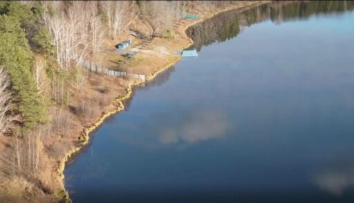 В Тюменской области на озере два рыбака выпали из лодки. Выплыл только один