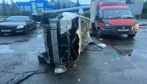 Молодой водитель устроил сегодня утром автопобоище в Тюмени