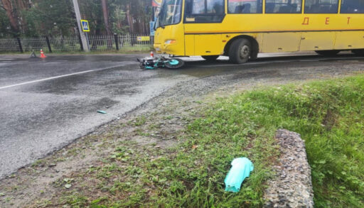 В тюменском селе школьник на питбайке отца влетел под автобус