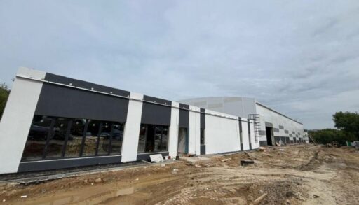 В Тюмени начались заключительные работы по строительству нового ледового катка