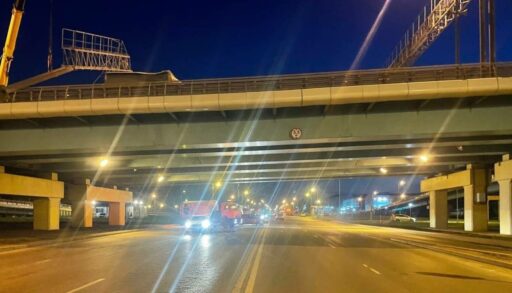 В Тюмени водитель грузовика снес пору на мосту по ул. Монтажников