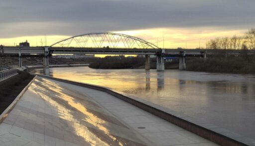 Второй день ищут тюменца, прыгнувшего с набережной в Туру