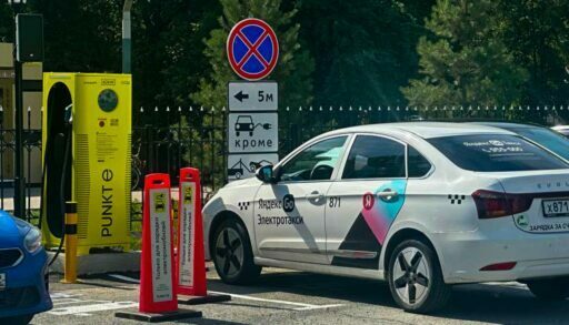 Обслуживайся и заряжайся: электрозаправочная станция для автомобилей открыта возле здания Сбера