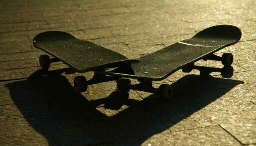 В тюменской деревне с балкона на ребенка скинули скейтборд