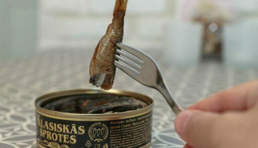 В тюменских магазинах "Светофор" нашли консервы с антибиотиками для животных