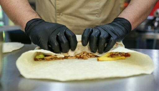 В трех тюменских точках готовили шаурму из подозрительных продуктов