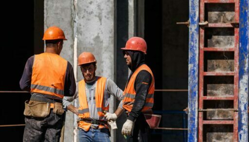 В Тюмени на стройплощадке мигранты угрожали машинисту расправой