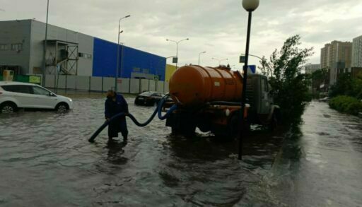 Тюменские коммунальщики борются с последствиями мощного ливня