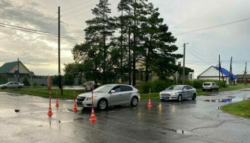 Две школьницы на электросамокате залетели под авто в селе Абатское