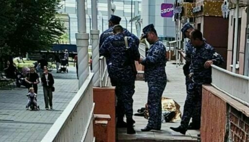 В Тюмени под окнами многоэтажки обнаружен труп мужчины