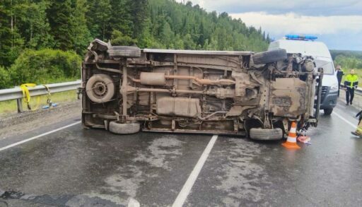 На тюменской трассе перевернулся микроавтобус, есть погибшие