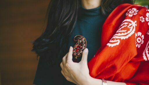 девушка с платком и брошкой