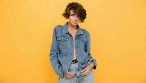 девушка в джинсах