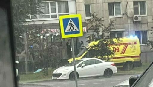 В тюменской Зареке из окна многоэтажки выпала пенсионерка