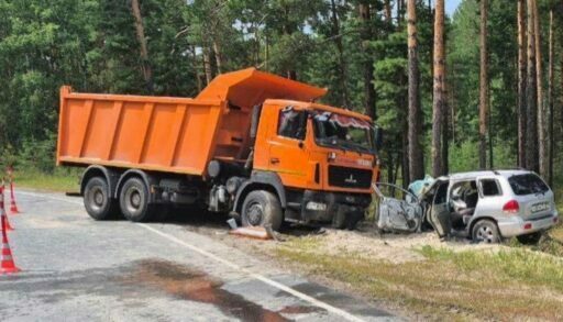 Под Тюменью самосвал врезался на встречке в легковушку