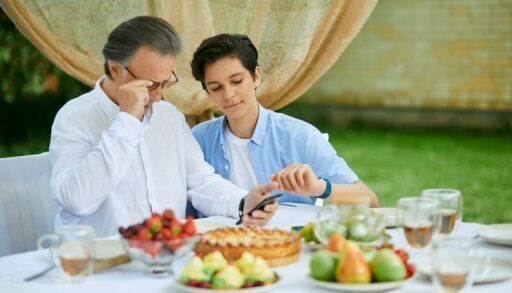 Старшее поколение Тюменской области переходит на общение в мессенджерах
