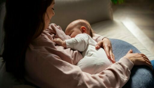 женщина держит грудничка на руках