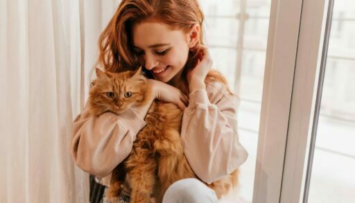 женщина с кошкой