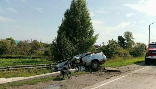 На тюменской трассе "ВАЗ 2110" наехал на электроопору, водитель погиб