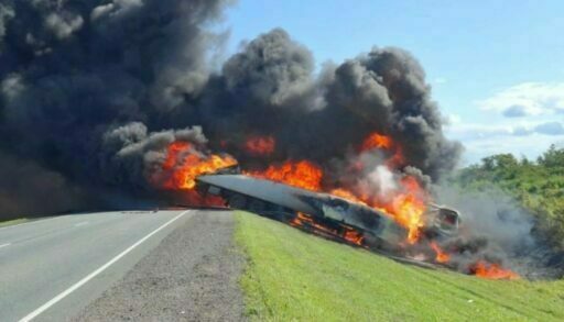 На трассе Тюмень - Омск столкнулись и сгорели два грузовика