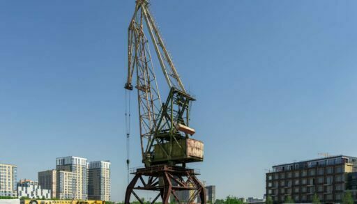 В Тюмени на берег Туры вернули легендарный портовый кран