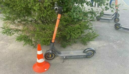В Тобольске девушка на электросамокате сбила ребенка и скрылась с места ДТП