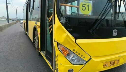 В Тюмени на Профсоюзном мосту молодой велосипедист залетел под автобус