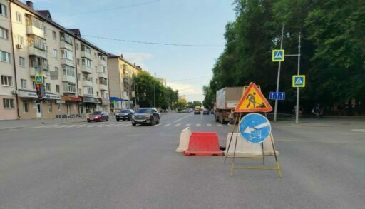 В Тюмени автобус с пассажирами провалился в яму