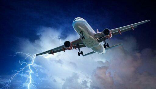 В самолет, летевший из Тюмени в Москву, ударила молния