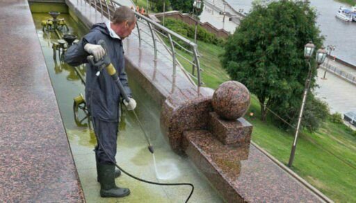 Ко Дню города на тюменской набережной почистили фонтан