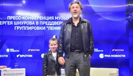 лидер группы "Ленинград" Сергей Шнуров с ребенком