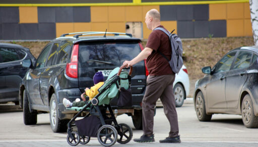 Мужчина с детской коляской