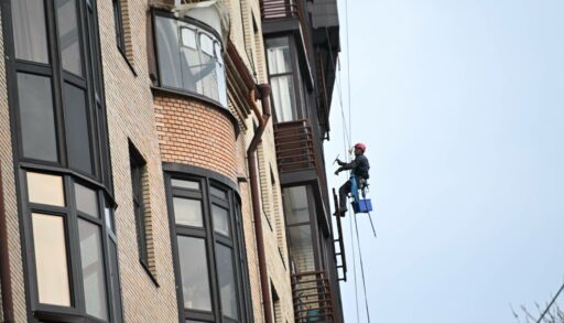 В Тюмени погиб промышленный альпинист