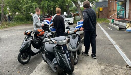 В Тюмени инспекторы задержали троих подростков на скутерах