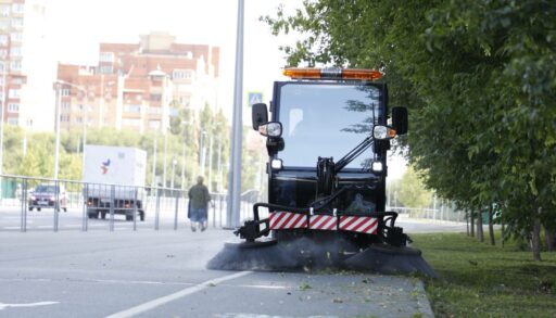 На уборку улиц Тюмени запущен тротуарный пылесос