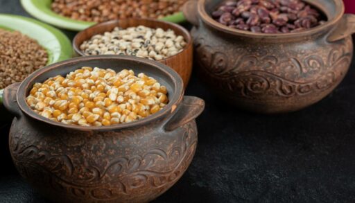 Семена гороха, крупы, кукурузы в глиняных горшках