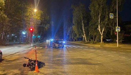 В Тюмени два подростка на электроскутере столкнулись с автомобилем