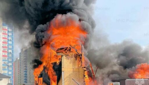 В тюменском ЖК сгорел выставочный дом