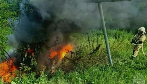 На тюменской трассе автомобиль улетел в кювет и загорелся