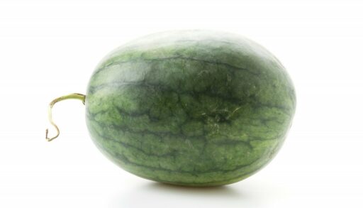целый зеленый арбуз