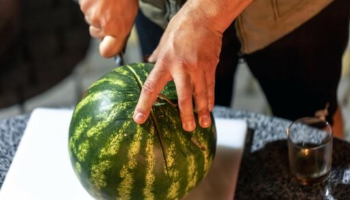 Человек режет арбуз