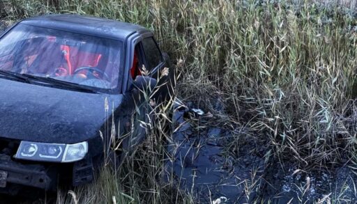 На тюменской трассе съехавший в кювет автомобиль убил молодого парня